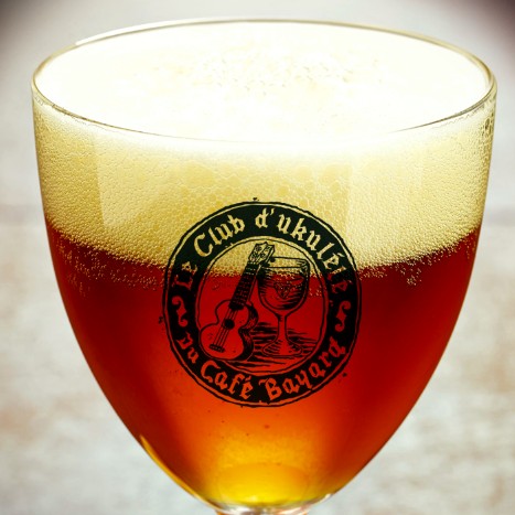 verre de bière avec le logo du club d'ukulélé du Café Bayard